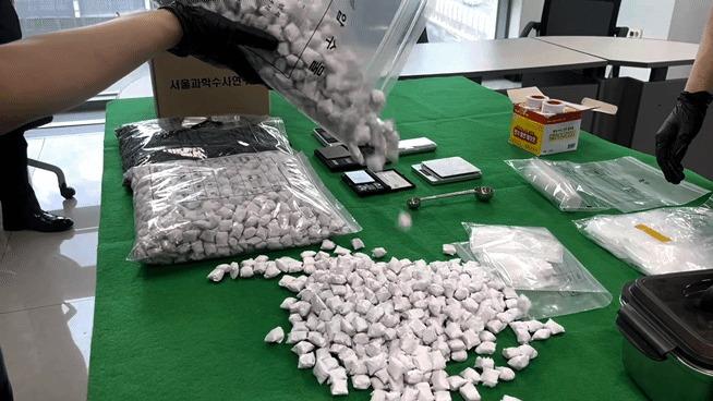 경찰이 필리핀에서 30만명 투약 분량의 필로폰 등 마약류를 밀반입하고 유통하던 조직을 검거했다. 사진은 경찰이 압수한 필로폰을 쏟고 있는 모습. [강남경찰서 제공]