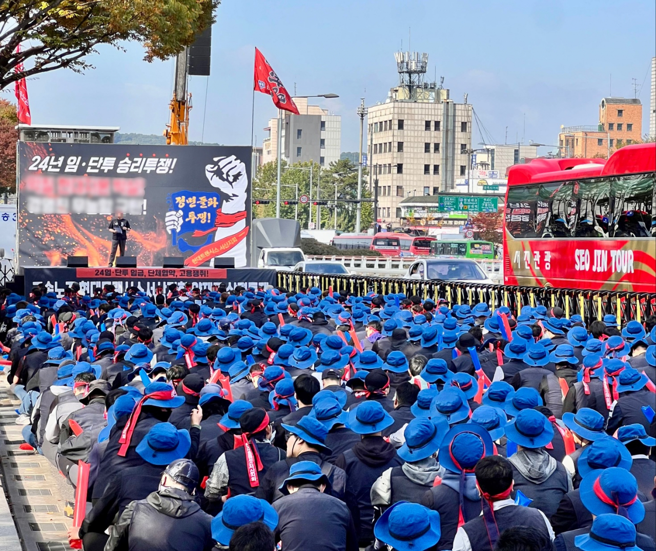 현대트랜시스 노조가 현대차·기아 양재사옥 앞에서 시위를 벌이고 있다. [독자제공]