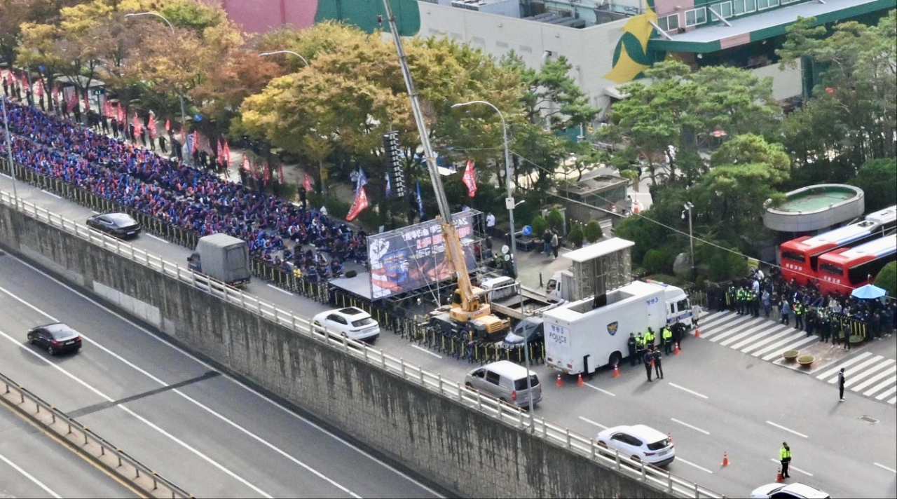 현대트랜시스 노조원 등 1000여 명이 지난 28일 현대차·기아 양재사옥 앞 4차선 도로 중 3개 차선을 가로막은 채 시위를 벌이고 있다. [독자제공]