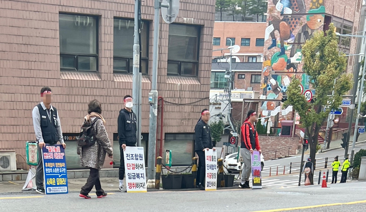 현대트랜시스 노조원이서울 용산구 한남동 정의선 현대차그룹 회장 자택 인근 주택가에서 시위를 벌이고 있다. [독자제공]