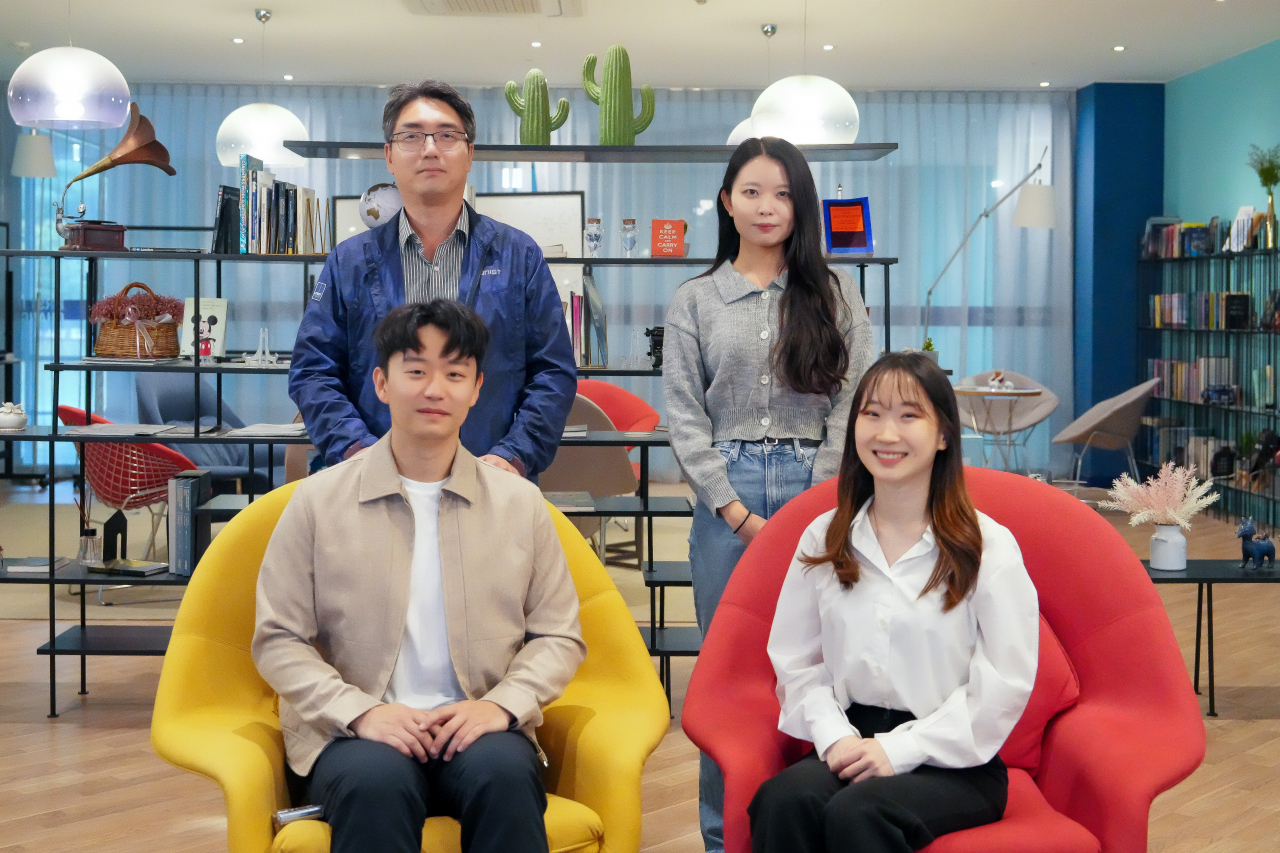 이번 연구를 수행한 UNIST 연구진. 강현욱(윗줄 왼쪽 시계방향) 교수, 김민경, 신지영, 허준호 연구원.[UNIST 제공]