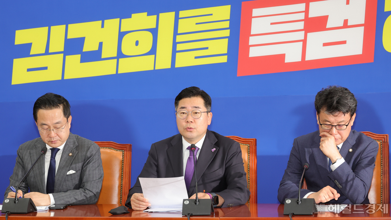 박찬대 더불어민주당 원내대표가 29일 서울 여의도 국회에서 열린 원내대책회의에서 발언을 하고 있다. 이상섭 기자