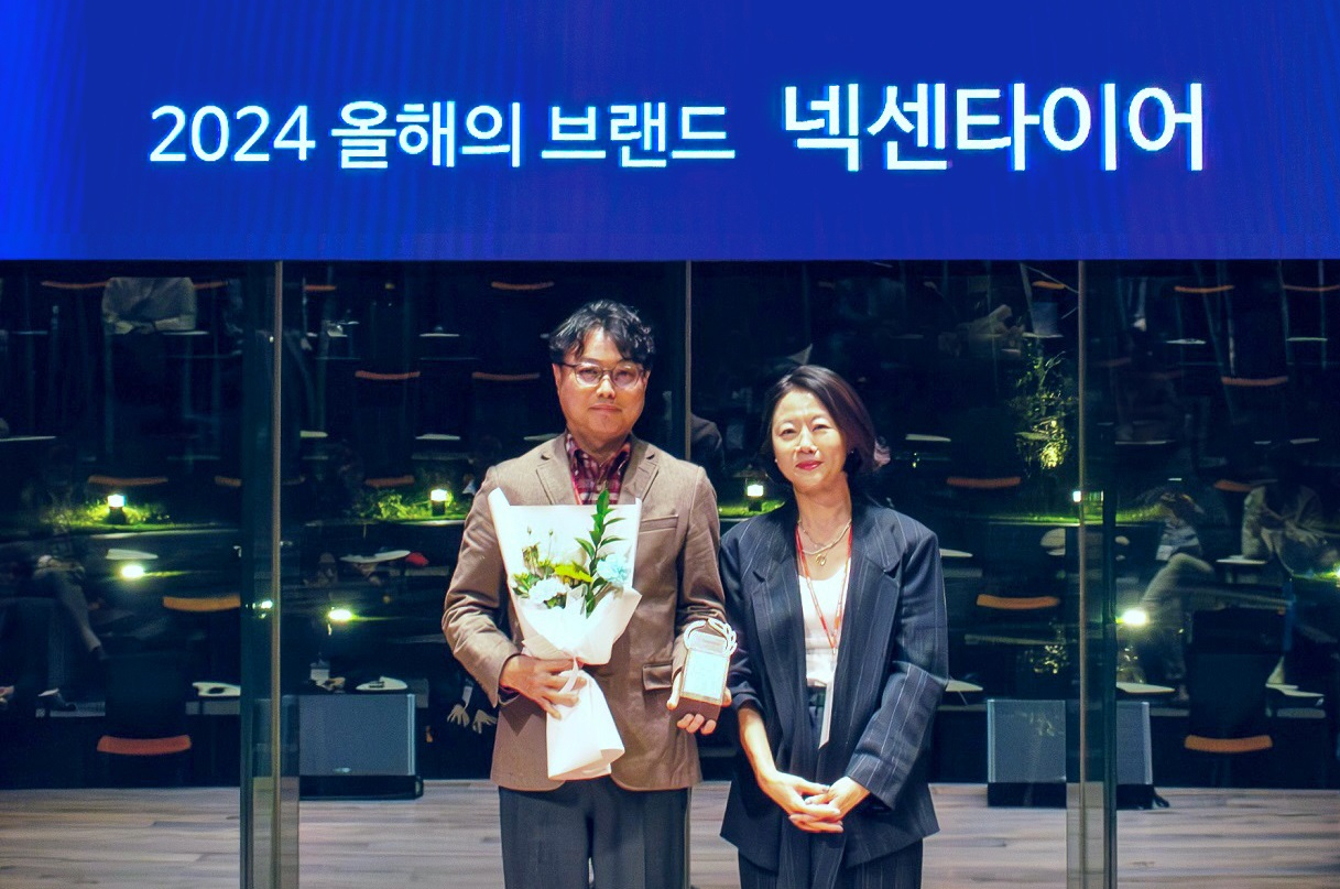 최효선(왼쪽) 넥센타이어 전략마케팅 BS(Business Sector)장이 최세정 한국광고학회장과 올해의 브랜드상 시상식에 참석하여 기념 촬영을 하고 있다. [넥센타이어 제공]