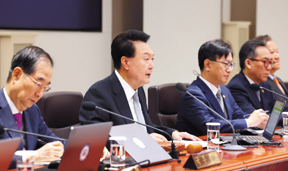 윤석열 대통령이 29일 서울 용산 대통령실 청사에서 열린 국무회의에서 모두발언을 하고 있다. [연합]