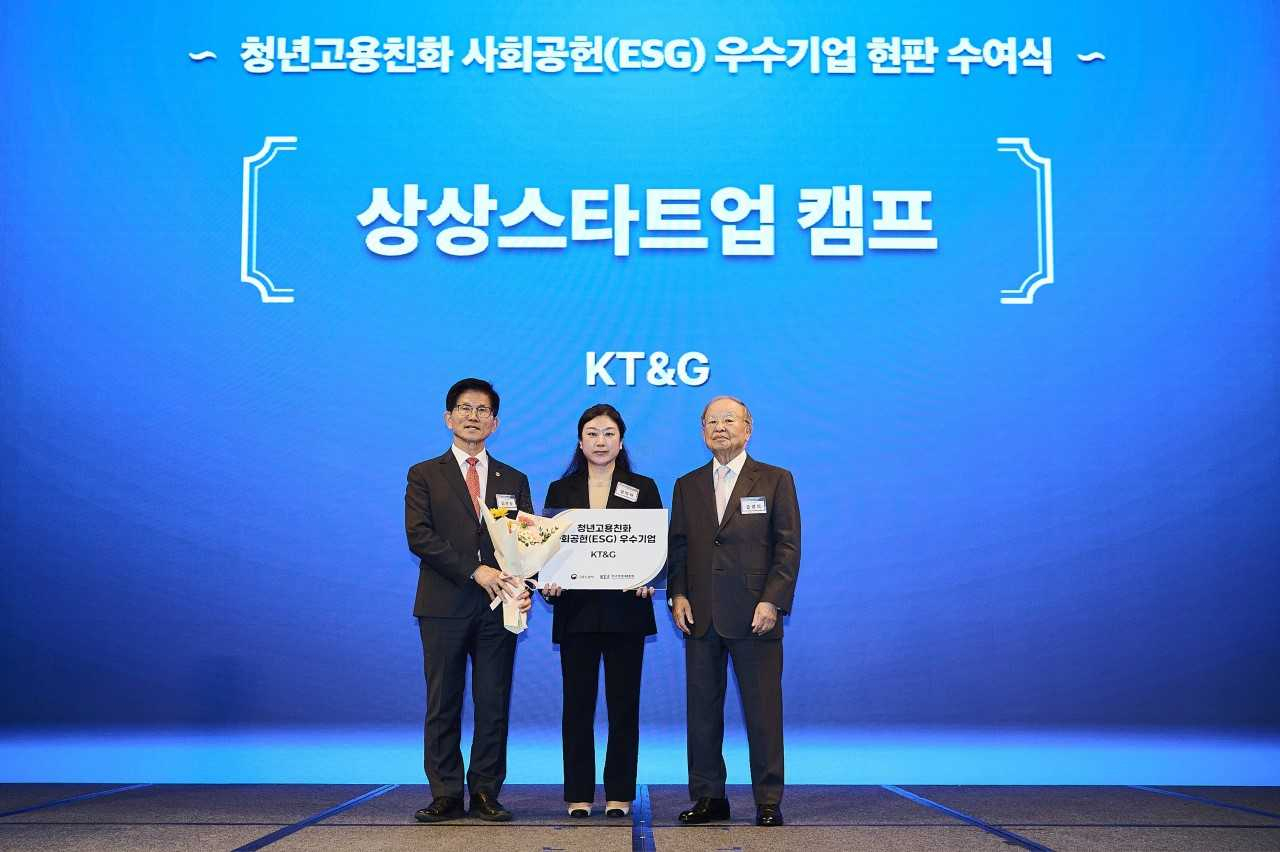 KT&G가 지난 28일 열린 ‘청년도약 멤버십 컨퍼런스’에서 청년고용친화 사회공헌(ESG) 우수기업에 선정됐다. 심영아(가운데) KT&G ESG경영실장이 우수기업 현판을 수여 받고 김문수(왼쪽) 고용노동부 장관, 손경식(오른쪽) 한국경영자총협회 회장과 함께 기념촬영을 하고 있다. [KT&G 제공]
