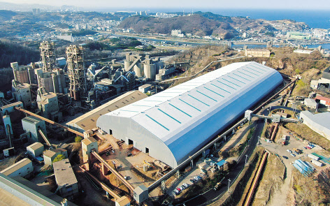 삼표시멘트 삼척 공장의 석회석 보관장 상옥시설(밀폐형 원료 저장설비) [삼표시멘트 제공]