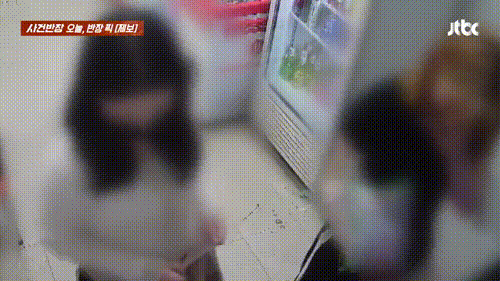 무인매장 CCTV에 담긴 영상. 여성 3명은 물건 바코드를 찍는 등 결제하는 시늉을 하며 키득키득 웃고 있다. [JTBC 사건반장]