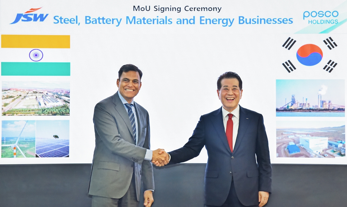 Posco Group Chairman Chang In-hwa (right) shakes hands with JSW Group Chairman Sajjan Jindal in Mumbai, India, on Oct. 21. (Posco Group)