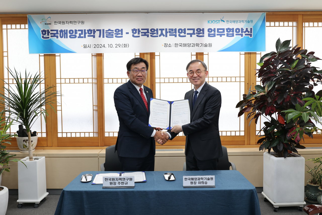 이희승(오른쪽) KIOST 원장과 주한규 한국원자력연구원장이 업무협약 후 기념촬영을 하고 있다.[KIOST 제공]