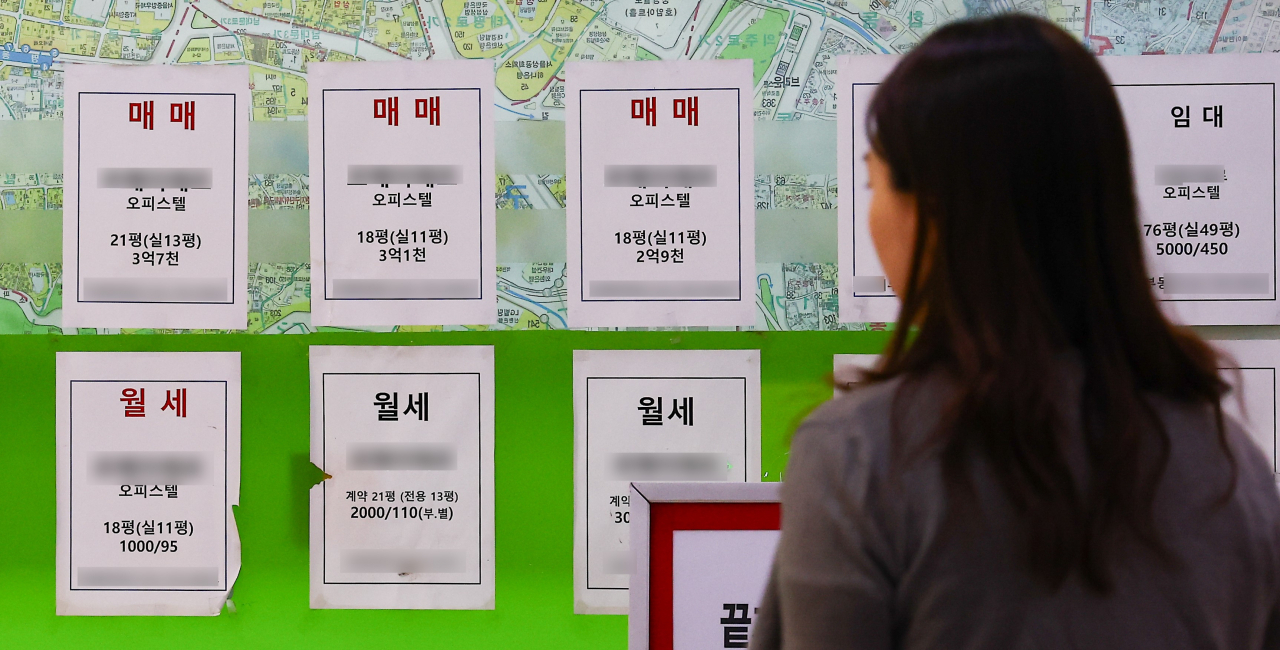 서울 시내의 한 부동산 앞에 오피스텔 매물 가격표가 붙어 있다. [뉴시스]