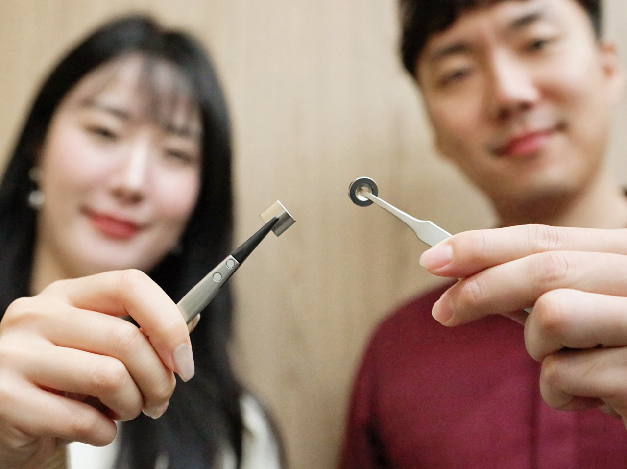 LG이노텍이 업계 최초로 개발한 ‘고성능 친환경 마그넷’. 중희토류를 전혀 사용하지 않고도 고온에서 높은 내구성을 자랑한다. [LG이노텍 제공]