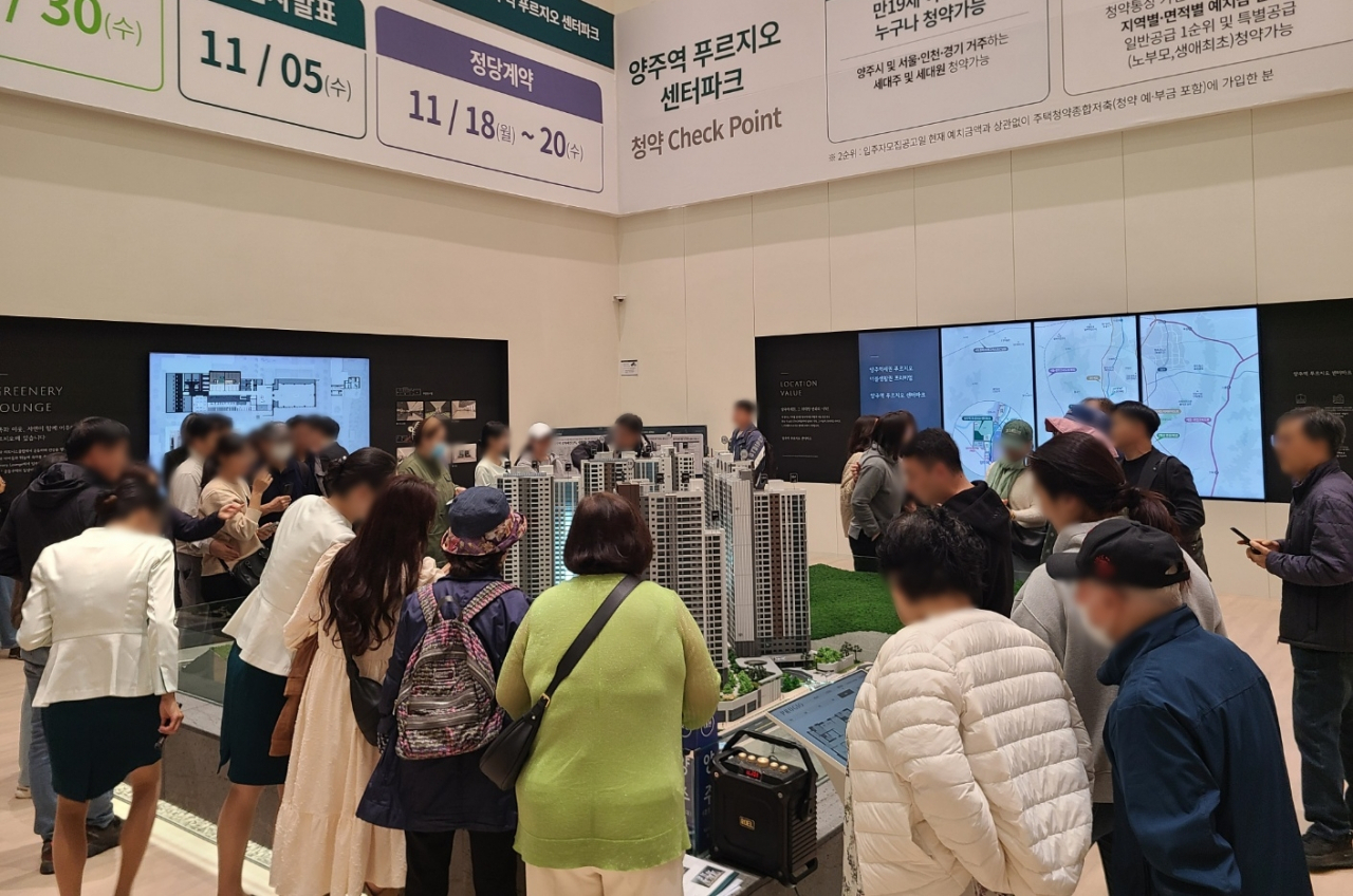 양주역 푸르지오 센터파크 견본주택 내부 관람객. [대우건설]