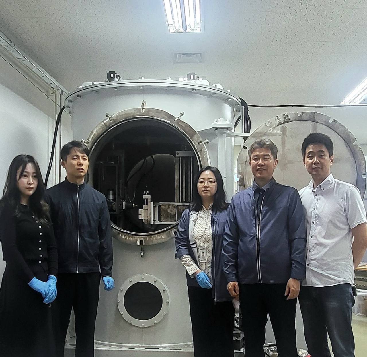 수심 10m 이상 모사환경 레이저 가공장비를 개발한 한국기계연구원 레이저기술실용화연구실 연구팀. 송단비(왼쪽부터) 연구원, 최정수 선임기술원, 이수진 책임연구원, 박인덕 책임연구원, 김륜한 선임연구원.[한국기계연구원 제공]