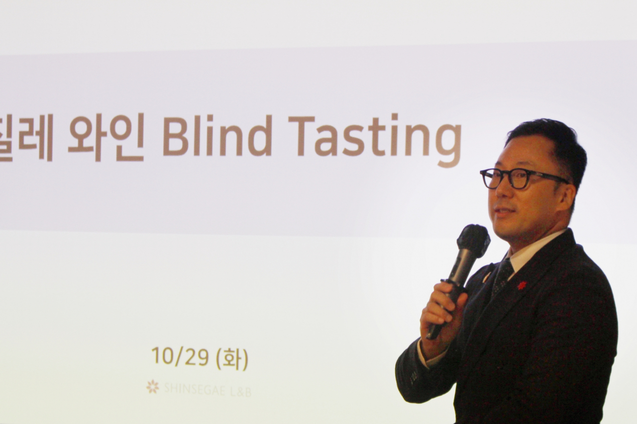 29일오 후 강남구 신사동 도운스페이스에서 열린 ‘칠레 와인 블라인드 테이스팅’에 김진수 신세계L&B 상품전략 팀장이 와인을 소개 중이다. [신세계L&B 제공]
