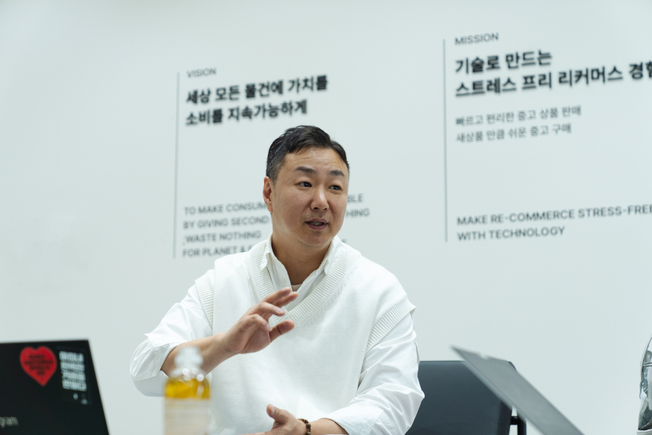 29일 서울 성수동에 있는 번개장터 제2검수센터에서 김재군 검수팀장이 헤럴드경제와 인터뷰하고 있다. [번개장터 제공]