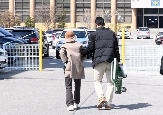 ‘급발진 의심’ 손자 잃은 도현이 할머니, 2년 만에 혐의 벗었다