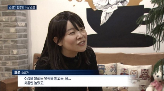 Kim Ah-young plays Han Kang on "SNL Korea" (Screenshot of "SNL Korea")