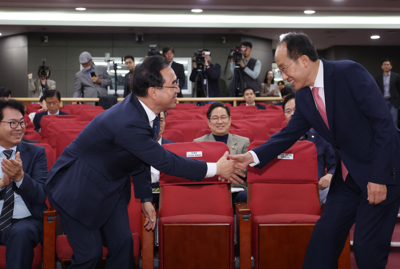 추경호 국민의힘 원내대표(오른쪽)와 박홍근 더불어민주당 의원이 30일 국회 의원회관에서 ‘초저출생 예산, 어디에 쓰고 어떻게 마련할까’를 주제로 열린 여야 공동토론회에서 인사를 하고 있다. [연합]