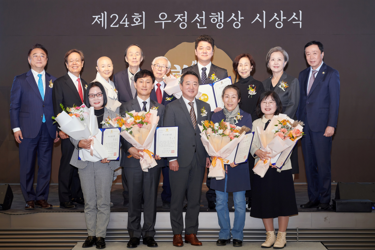 코오롱그룹 오운문화재단 이사장인 이웅열(앞줄 가운데) 코오롱 명예회장이 30일 서울 강서구 마곡동 코오롱 원앤온리센터에서 열린 제24회 우정선행상 시상식에서 수상자, 심사위원과 기념촬영을 하고 있다. [코오롱 제공]