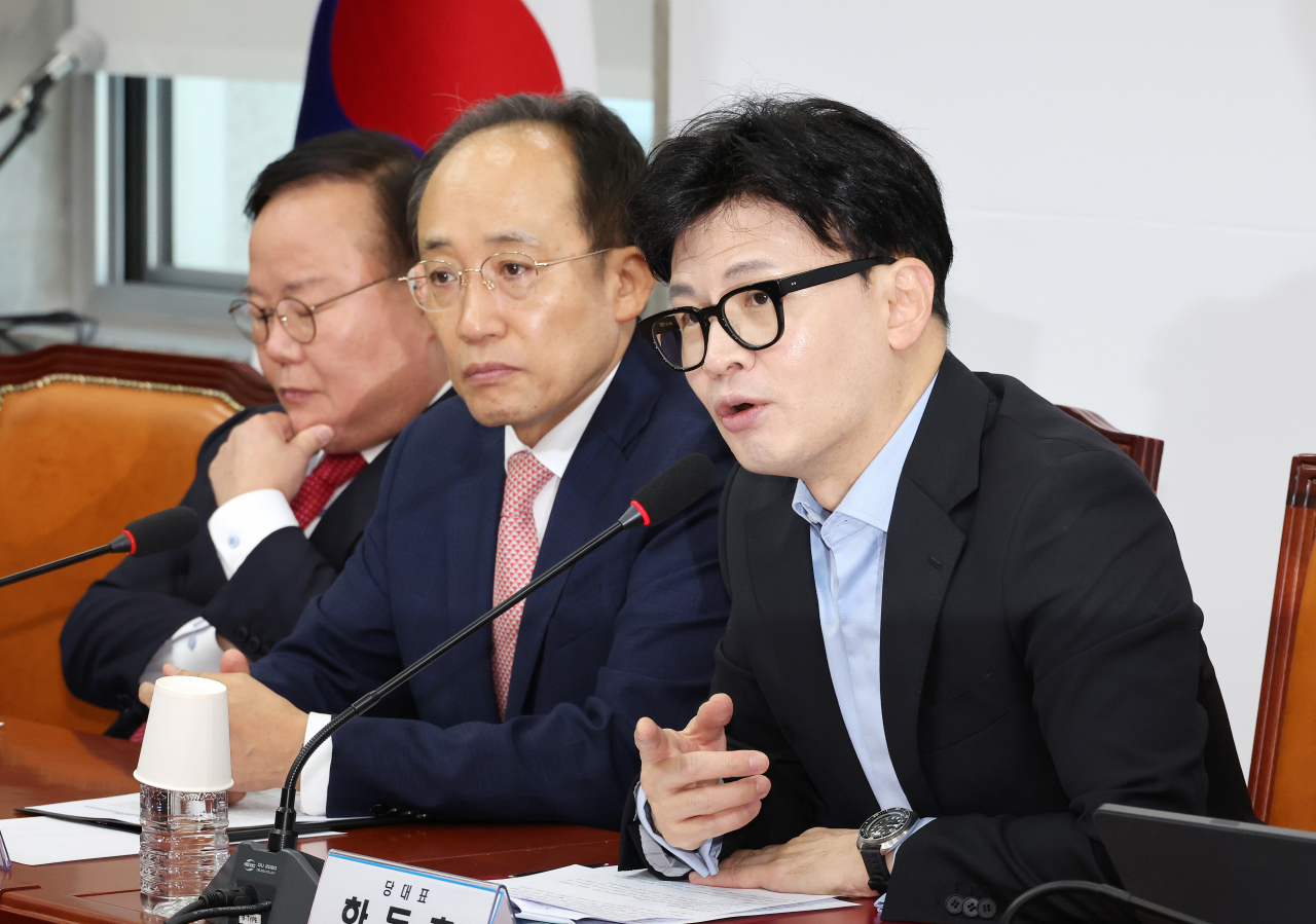 한동훈 국민의힘 대표(오른쪽)가 31일 오전 국회에서 열린 최고위원회의에서 발언하고 있다. [연합]
