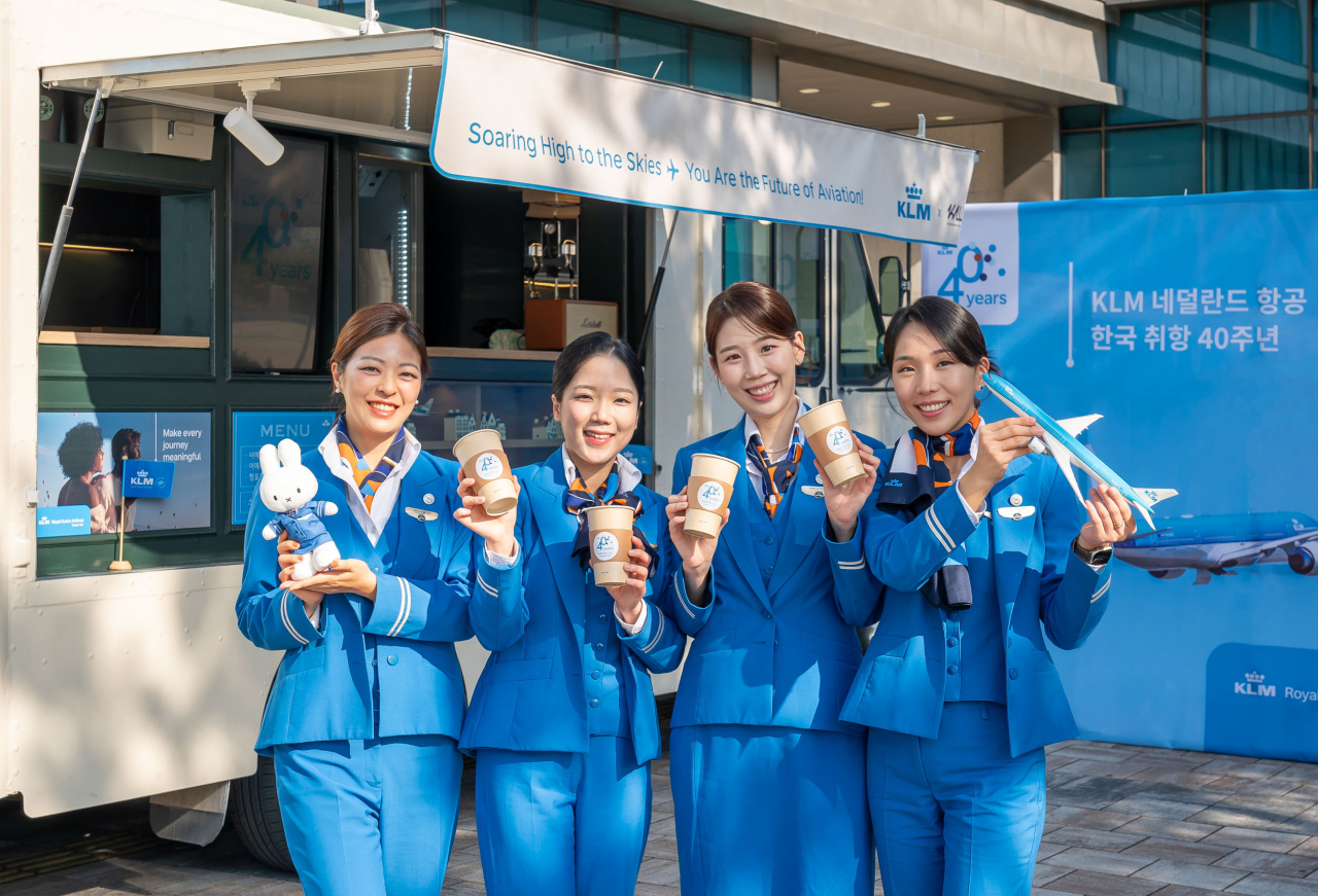30일 오후 경기도 고양시 한국항공대에서 승무원들이 ‘KLM 네덜란드 항공 한국 취항 40주년 기념 커피차 이벤트’를 알리고 있다. 31일엔 광화문에서 같은 행사를 한다.
