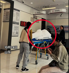 예금주가 직접 와야 금전을 출금할 수 있다는 이유로 몸이 불편한 환자가 병실 침대에 실린 채 은행에 직접 방문한 모습. [X(엑스)]