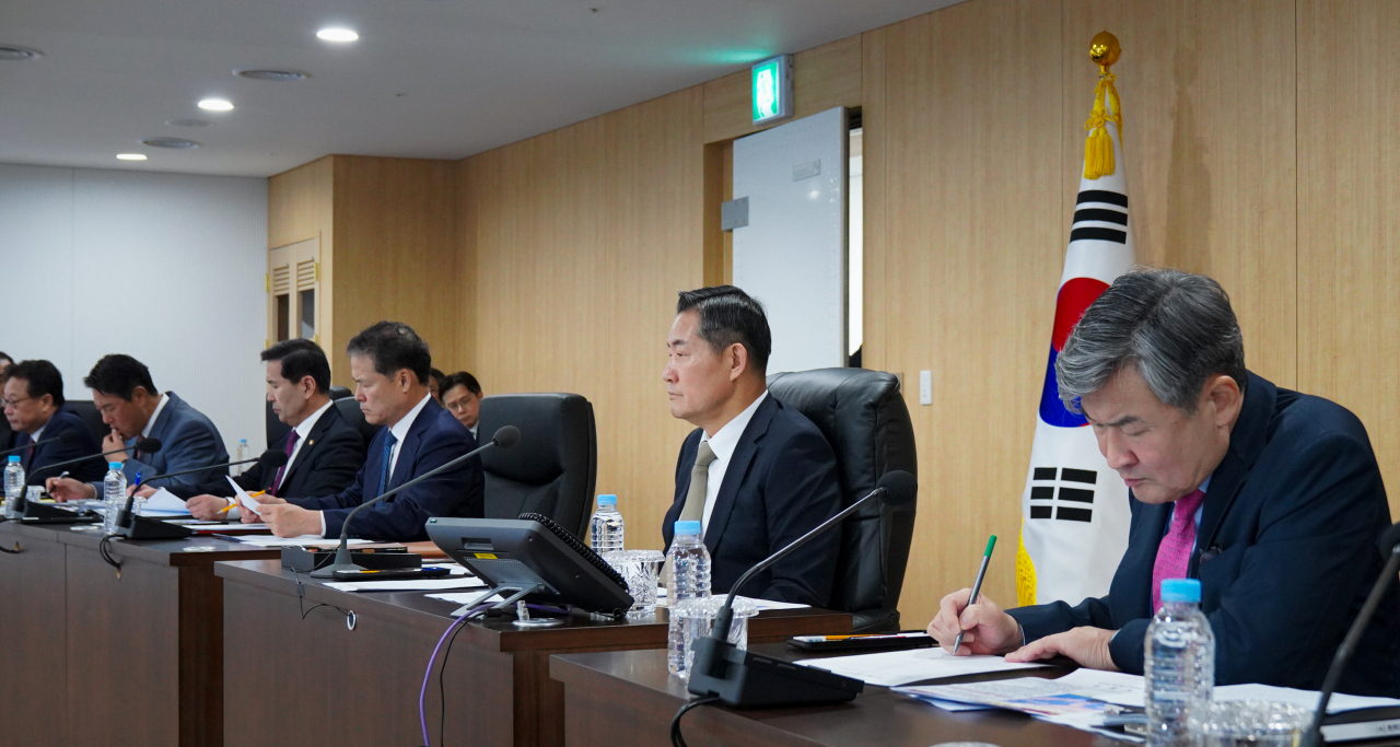 신원식 국가안보실장(오른쪽 두 번째)이 31일 서울 용산 대통령실에서 북한의 장거리탄도미사일(ICBM) 발사 관련 긴급 국가안전보장회의(NSC) 상임위원회를 주재하고 있다. [연합]