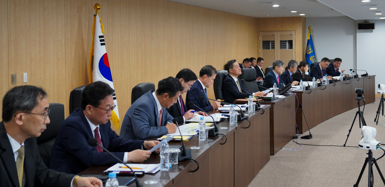 신원식 국가안보실장(왼쪽 여섯 번째)이 31일 서울 용산 대통령실에서 북한의 장거리탄도미사일(ICBM) 발사 관련 긴급 국가안전보장회의(NSC) 상임위원회를 주재하고 있다. [연합]