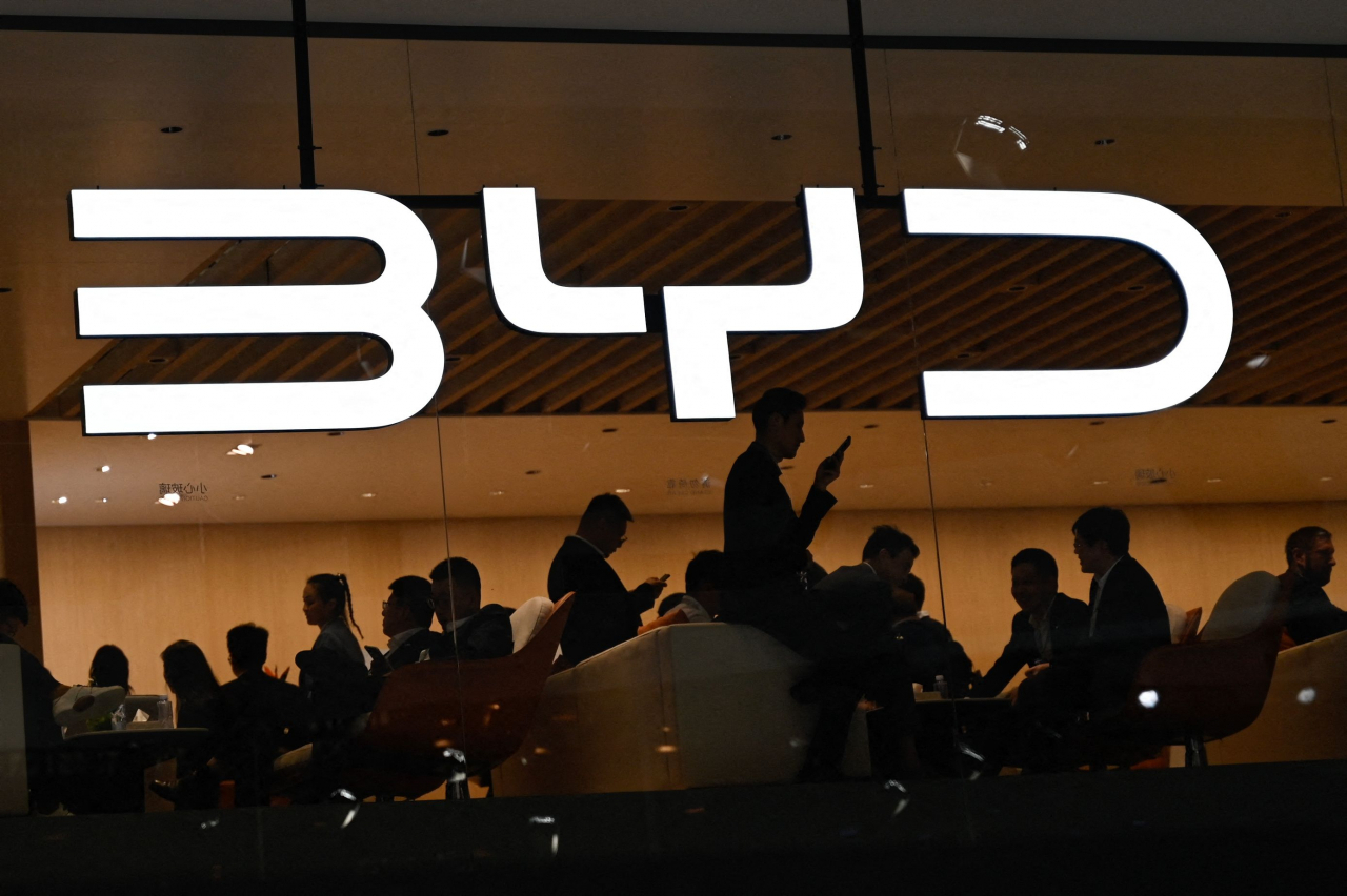 지난 4월 25일(현지시간) 중국 베이징 오토쇼에 전시된 전기차 기업 BYD(비야디) 로고. [AFP]