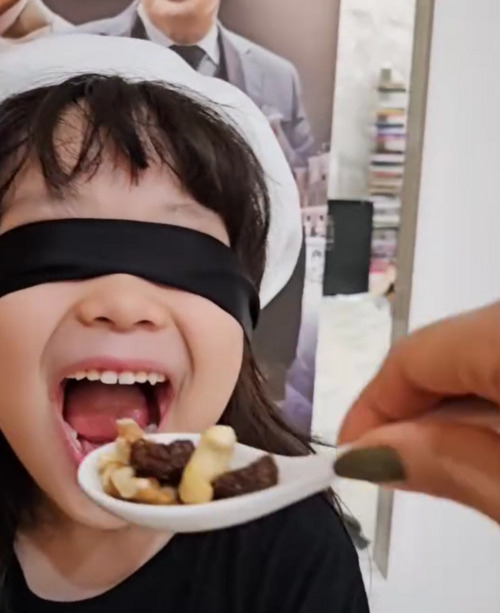 A screenshot of a video showing Paik’s daughter mimicking Paik's blind tasting moment in "Culinary Class Wars" (So Yoo-jin's Instagram)