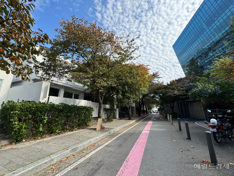 [단독] 장윤정 이태원 빌딩 42억에 빚내 사들였다 …120억 펜트 불과 두달 뒤 [부동산360]