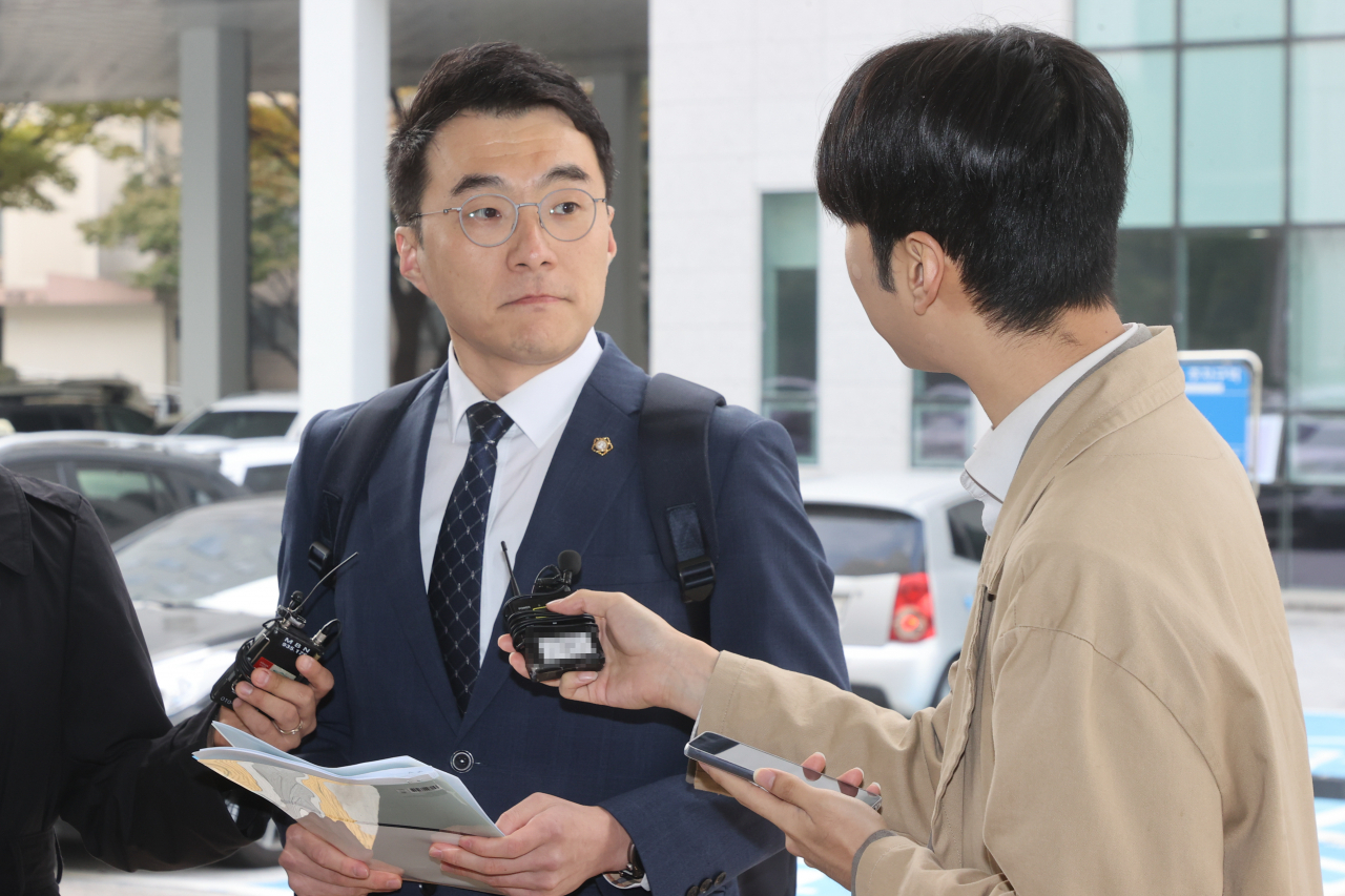 거액의 가상자산(코인)을 숨기고 허위재산신고 의혹으로 위계공무집행방해 혐의로 기소된 김남국 전 더불어민주당 의원이 지난달 28일 서울 양천구 서울남부지방법원에서 열린 첫 공판에 출석하며 취재진 질문에 답하고 있다. [연합]