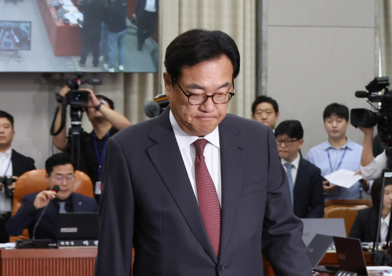 정진석 비서실장이 1일 서울 여의도 국회에서 열린 운영위원회의 대통령비서실과 국가안보실, 대통령 경호처 대상 국정감사에서 선서문을 제출한 후 자리로 돌아가고 있다. [연합]