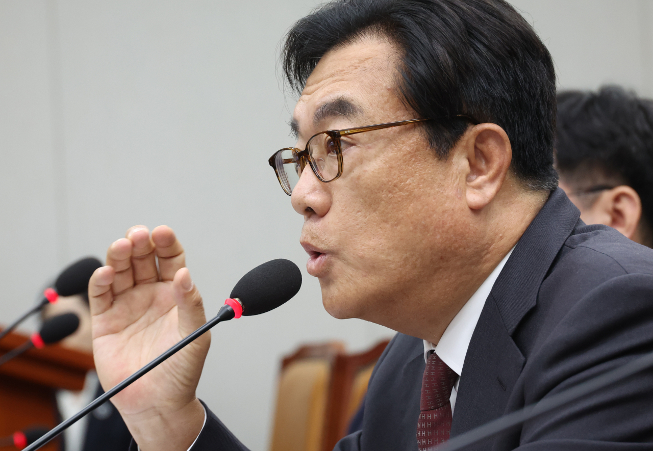 1일 국회에서 열린 운영위원회의 대통령비서실과 국가안보실, 대통령 경호처 대상 국정감사에서 정진석 비서실장이 의원 질의에 답하고 있다. [연합]