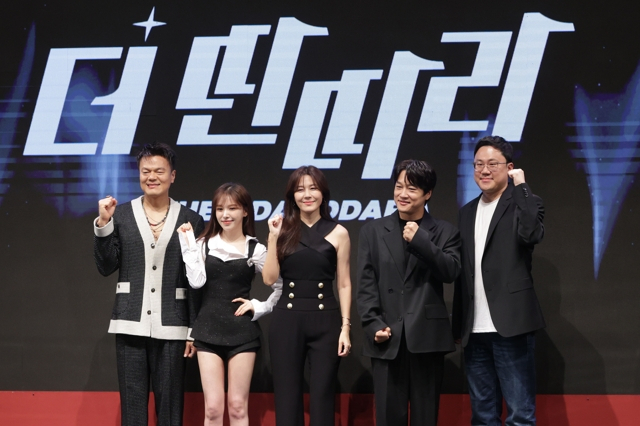 JYP 엔터테인먼트 대표 프로듀서 박진영, 가수 웬디, 배우 김하늘, 차태현이 지난달 31일 서울 여의도 KBS 신관 아트홀에서 열린 KBS2 예능 ‘더 딴따라’ 제작발표회에 참석하고 있다. [KBS]