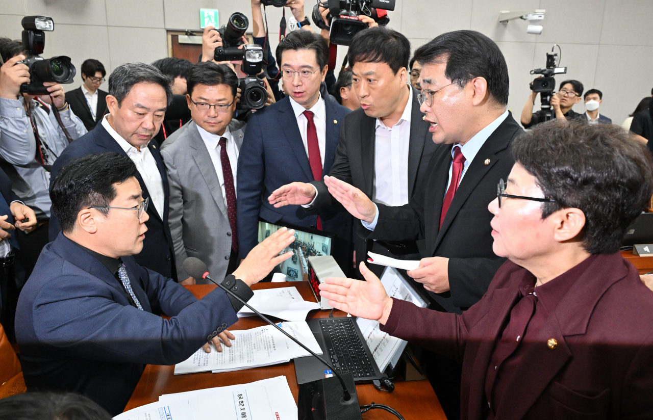 박찬대(인쪽) 국회 운영위원장이 1일 오전 서울 여의도 국회에서 열린 국회운영위원회의 대통령비서실, 국가안보실, 대통령경호처에 대한 국정감사에서 항의하는 국민의힘 의원들에게 자리로 돌아갈 것을 촉구하고 있다. 임세준 기자