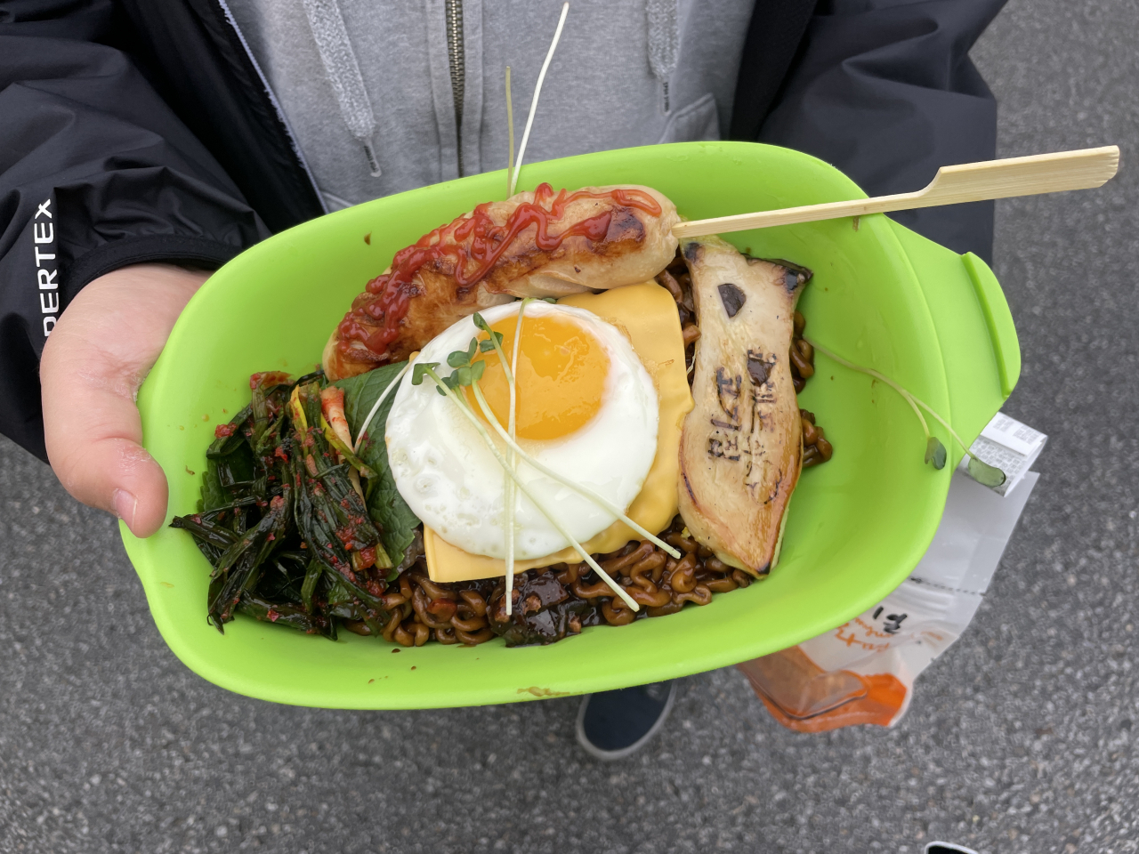 “갓 튀긴 면발에 감동”…辛라면 고향에서 만난 ‘매혹적 매운맛’