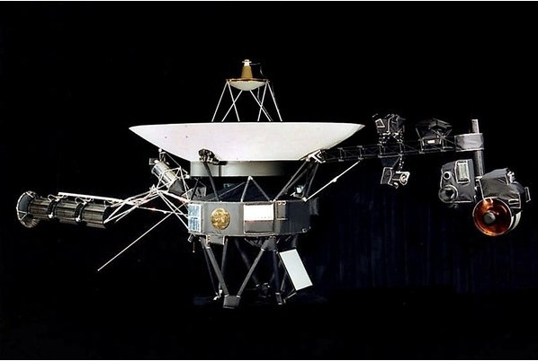 미국항공우주국(NASA)이 지난 2002년 공개한 '보이저호'의 모습. 1977년 발사된 '보이저1호'는 35년째 날아 태양계의 끄트머리에 도달한 것으로 알려졌다. ［NASA 제공］