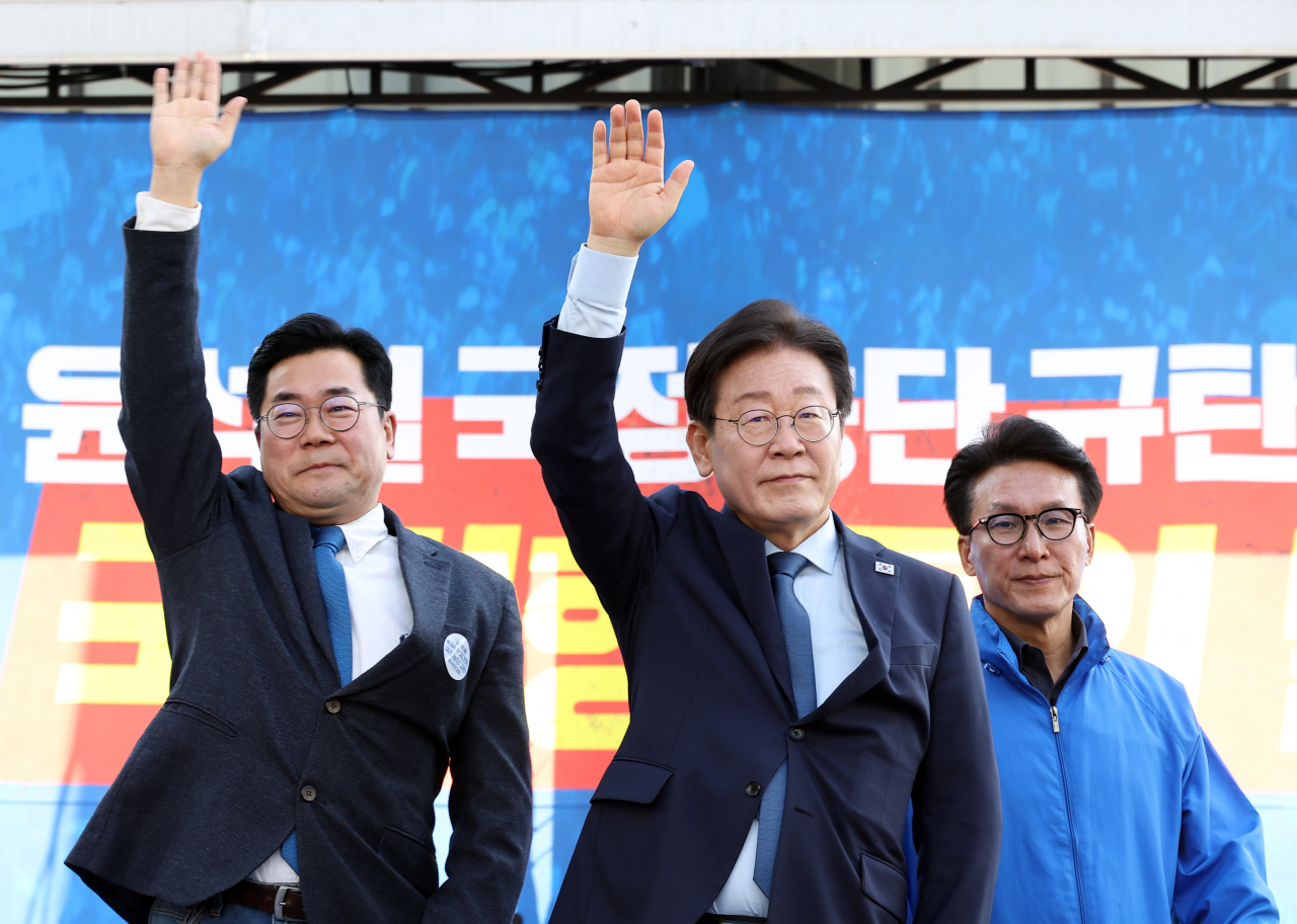 이재명 더불어민주당 대표(가운데), 박찬대 원내대표(왼쪽)가 2일 서울 중구 서울역 일대에서 더불어민주당 주최로 열린 김건희 윤석열 국정농단 규탄·특검 촉구 국민행동의날에서 단상에 올라 참가자들에게 인사하고 있다. [연합]