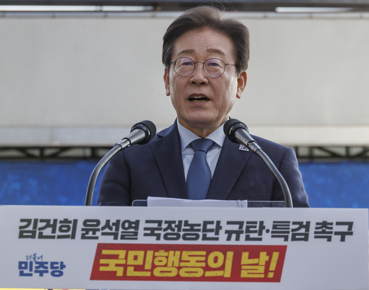더불어민주당 이재명 대표가 2일 서울 중구 서울역 일대에서 더불어민주당 주최로 열린 김건희 윤석열 국정농단 규탄·특검 촉구 국민행동의 날 무대에 올라 연설하고 있다. [연합]