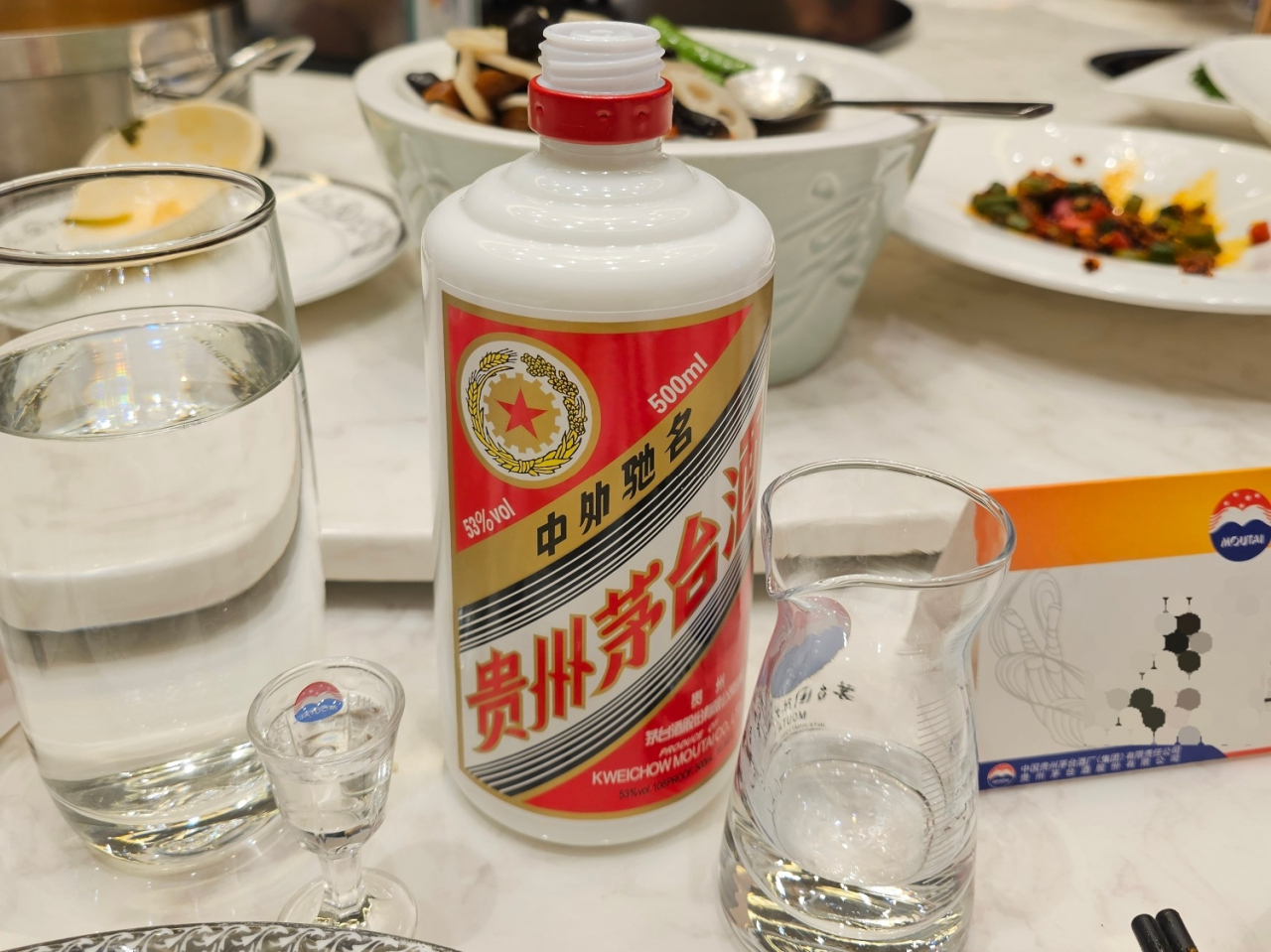 지난달 26일 구이저우성 런화이시의 마오타이진에서 마오타이그룹 관계자들과 가진 오찬에서 마오타이주를 맛볼 수 있었다. 정목희 기자