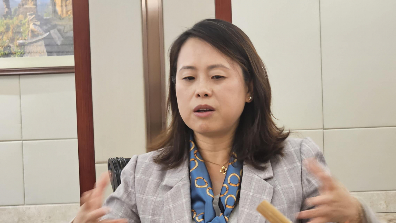 지난달 25일 뤄위 구이저우성 외사판공실 부주임이 구이저우성의 소수민족에 대해 설명하고 있다. 정목희 기자