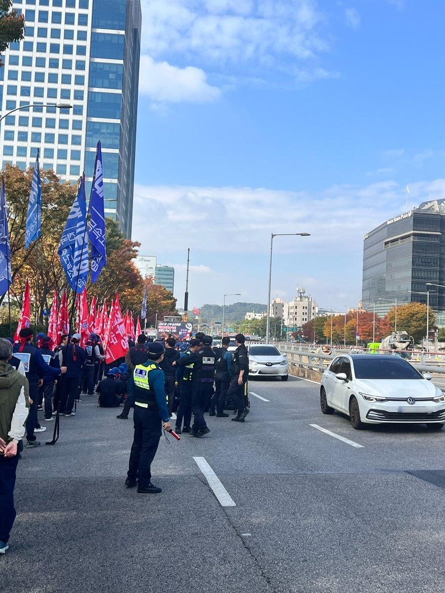 “아내와 아이들 눈치보여요”…‘무임금’ 파업, 속타는 ‘생계형’ 근로자들 [비즈360]