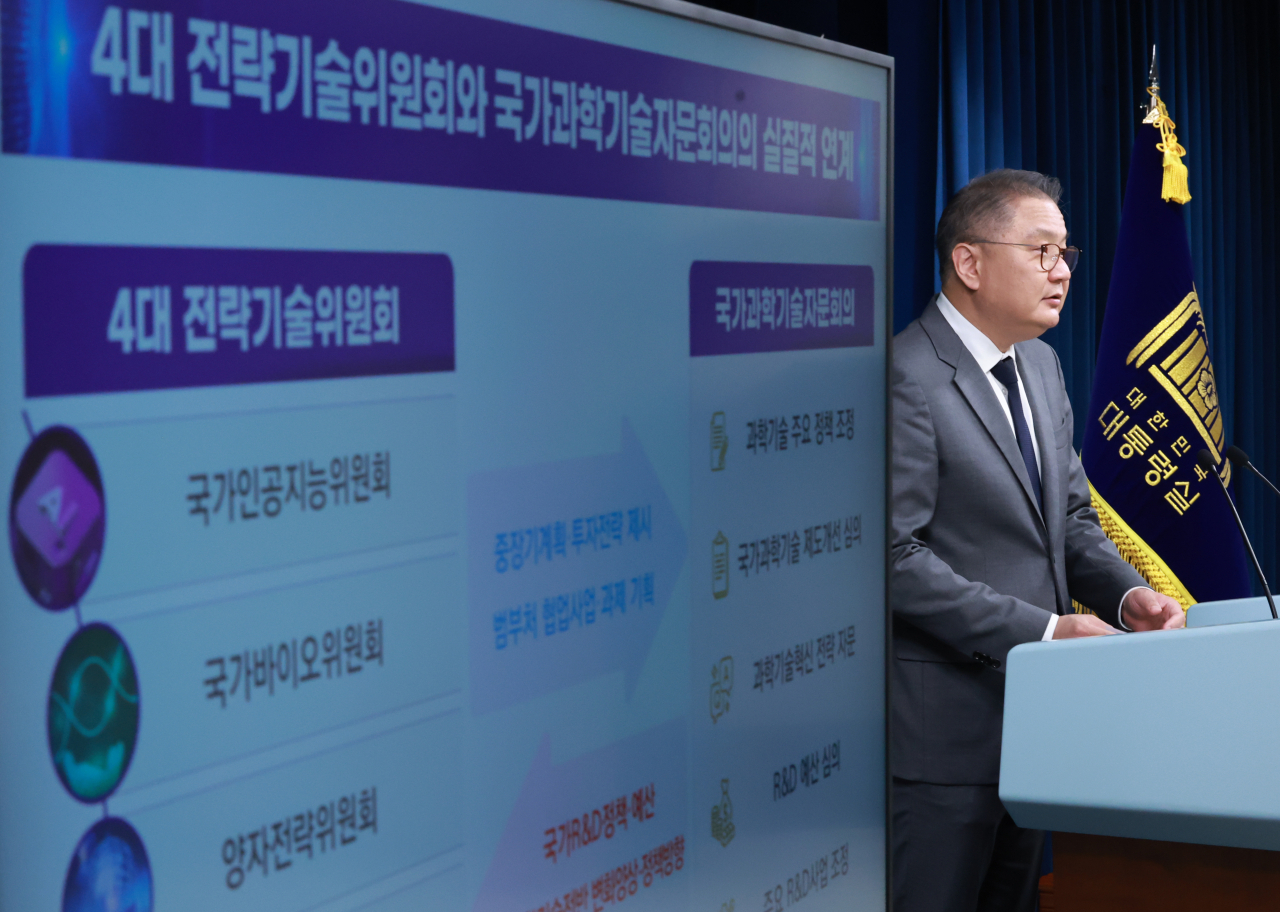 박상욱 대통령실 과학기술수석이 3일 서울 용산 대통령실 청사에서 국가바이오위원회 출범 등과 관련해 브리핑을 하고 있다. [연합]