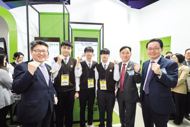 지난 1일 진행된 ‘대한민국 SW교육 페스티벌’에서 용인백현중 학생들과 오석환(왼쪽 첫 번째) 교육부 차관, 강도현(오른쪽 두 번째) 과기부 제2차관, 조율래(오른쪽 첫 번째) 한국과학창의재단 이사장이 기념촬영을 하고 있다. [한국과학창의재단 제공]