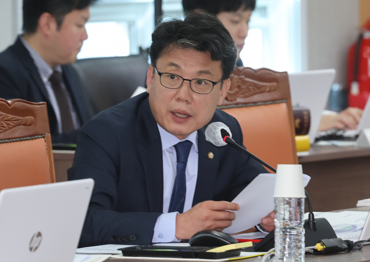 진성준 더불어민주당 의원이 지난달 23일 부산 연제구 부산지방국세청에서 열린 국회 기획재정위원회의 부산지방국세청, 부산본부세관, 부산·경남지방조달청, 동남지방통계청, 한국은행 부산·경남·울산본부 등에 대한 국정감사에서 질의하고 있다. [연합]