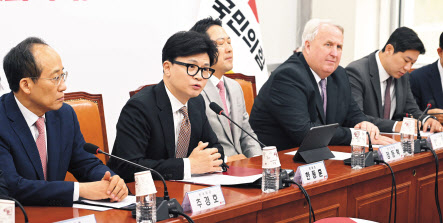 한동훈(왼쪽 두 번째) 국민의힘 대표가 4일 오전 서울 여의도 국회에서 열린 최고위원회의에 참석해 모두발언하고 있다. 이상섭 기자