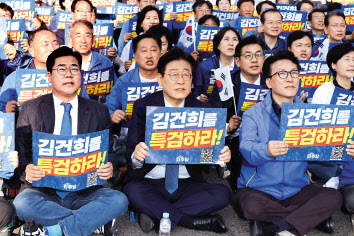 더불어민주당 이재명(앞줄 가운데) 대표, 박찬대 원내대표 등이 2일 서울 중구 서울역 일대에서 민주당 주최로 열린 김건희 윤석열 국정농단 규탄·특검 촉구 국민행동의날에 참가해 구호를 외치고 있다. [연합]