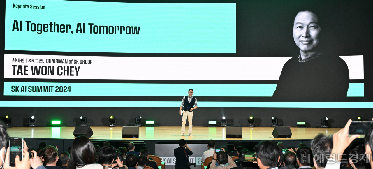최태원 SK그룹 회장이 4일 오전 서울 강남구 코엑스에서 열린 SK AI SUMMIT 2024에서 '협력으로 만들어가는 AI 생태계'를 주제로 기조연설을 하고 있다. 임세준 기자