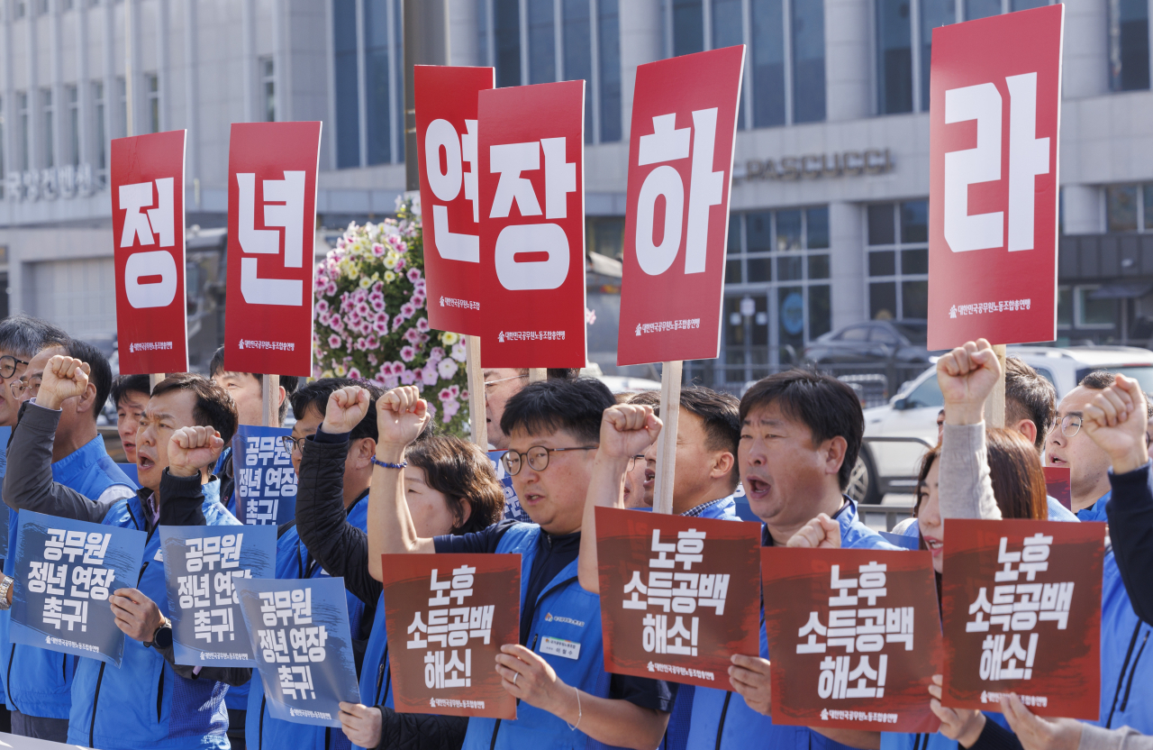 행정안전부가 공무직 정년을 5년 연장하면서 정년 연장이 공공 부문에서 민간 기업으로까지 확산될지 주목되고 있다. 기업들은 비용 부담 등의 이유로 난색을 표한다. 지난달 30일 오전 서울 용산구 대통령실 앞에서 대한민국공무원노동조합총연맹 개최 기자회견 참석자들이 공무원 노후 소득 해소와 정년 연장을 촉구하는 구호를 외치고 있다. [연합]